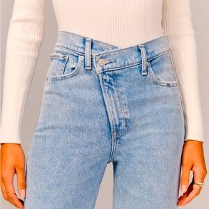 Abercrombie 90’s Straight Ultra High Rise Cross Waistband Light Wash Jeans